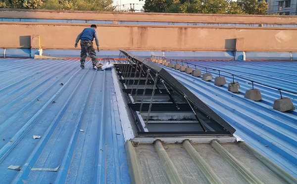 某区域性物流仓储中心中卫排烟窗系统安装项目