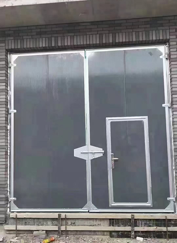 中卫工业平开门在大型设备制造车间的应用实例